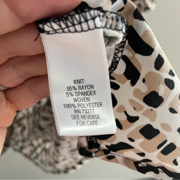 5/$25 DANA BUCHMAN Abstract Geometric Neutral Button Front Popover Top - XL - Picture 7 of 7